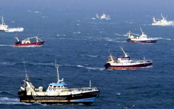 125307_FRENCH_TRAWLERS_BLOCK_CHANNEL_IN_PROTEST_ACTION_OFF_THE_PORT_OF_CALAISFrench_fishermen_st-xlarge_trans++UANfoRQnIGnbhTN5_NhmkiqOxa